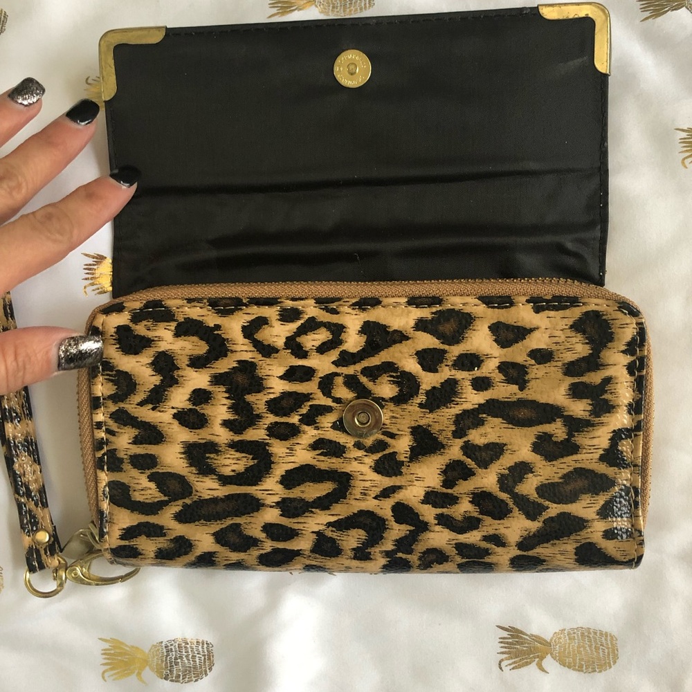 Wallet with double zipper